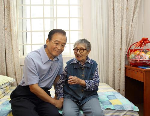 温家宝与北京第一社会福利院老人共度中秋节侧