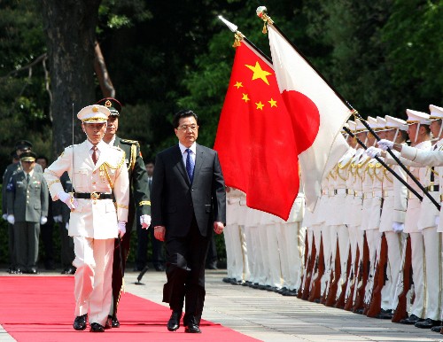 国家主席胡锦涛在东京日本皇宫会见日本天皇明