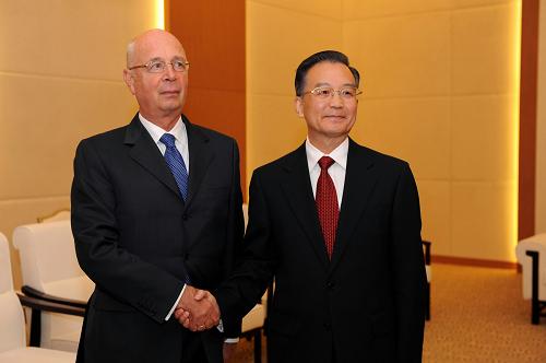 9月27日,中国国务院总理温家宝在天津会见世界经济论坛创始人兼执行主席施瓦布。新华社记者 饶爱民 摄