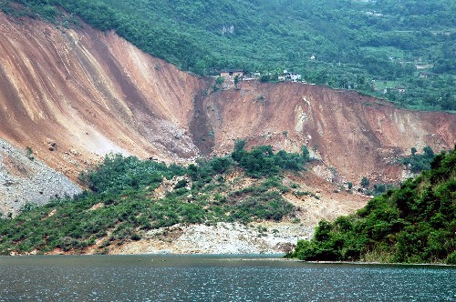 曾培炎:重视地质灾害防治减少群众生命财产损