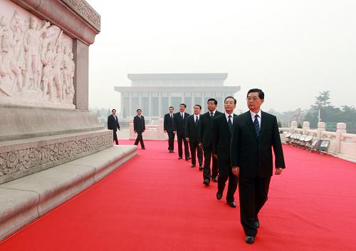 10月1日上午,在首都各界向人民英雄纪念碑敬献花篮仪式上,胡锦涛等瞻仰人民英雄纪念碑,向人民英雄表达崇高敬意。新华社发