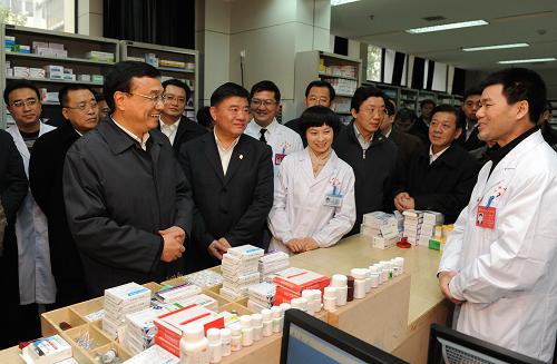 这是11月28日,李克强在芜湖市第二人民医院药