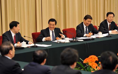 3月5日,中共中央总书记、国家主席、中央军委主席胡锦涛参加十一届全国人大四次会议江苏代表团的审议。新华社记者 黄敬文 摄