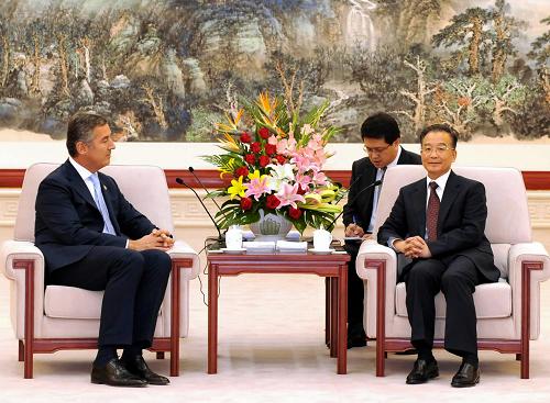 9月27日,中国国务院总理温家宝在天津会见黑山总理久卡诺维奇。新华社记者 饶爱民 摄