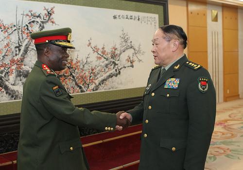 梁光烈在八一大楼会见来访的赞比亚陆军司令洛