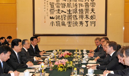 5月23日,中国国家主席胡锦涛同俄罗斯总统梅德韦杰夫举行小范围会谈。当日,梅德韦杰夫抵达北京,开始对中国进行为期两天的国事访问。 新华社记者 樊如钧 摄