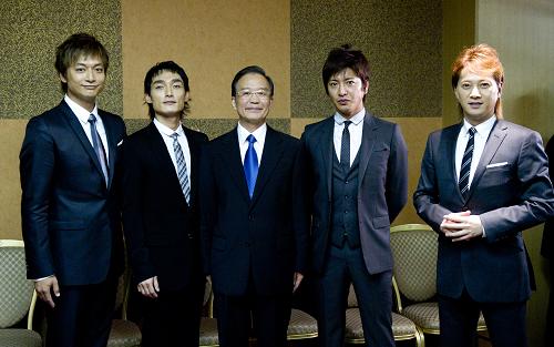 温家宝会见日本知名流行演唱组合SMAP成员 5月21日,中国国务院总理温家宝在东京会见日本知名流行演唱组合SMAP成员并合影。 新华社记者黄敬文摄