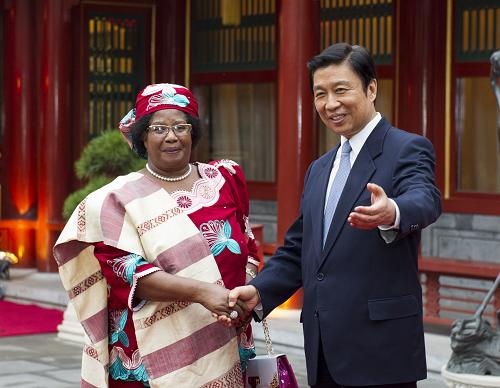国家副主席李源潮4日在北京会见马拉维总统班