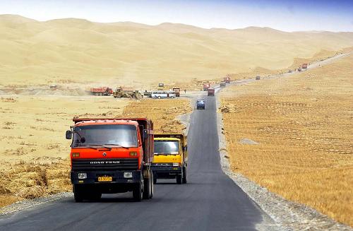 10月4日:中国第一条沙漠公路全线正式通车