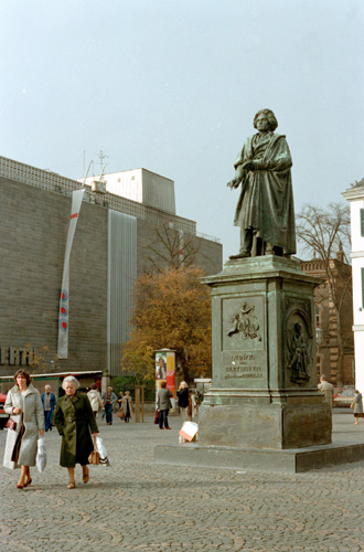 3月26日:德国著名作曲家贝多芬逝世