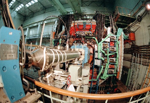 12月8日:北京正负电子对撞机同步辐射装置通过