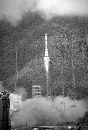1990年7月16日,中国研制的大推力运载火箭——长征二号捆绑式运载火箭在西昌卫星发射中心发射成功。它的试验成功,标志着中国的运载火箭技术及发射能力有了新的发展和提高。新华社发