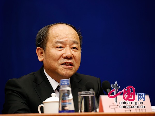 国家发展改革委副主任宁吉喆介绍宏观经济形势