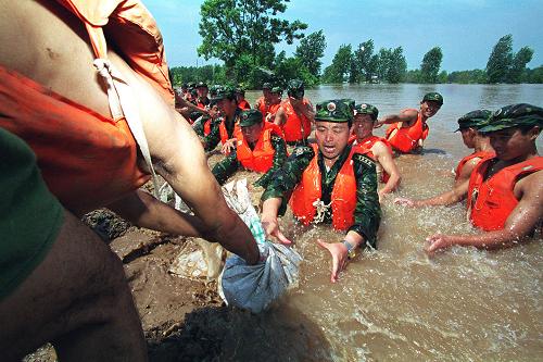 共和国足迹--1998年:众志成城战洪魔