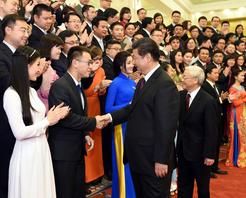 4月7日，中共中央总书记、国家主席习近平和越共中央总书记阮富仲在北京人民大会堂共同出席第十五届中越青年友好会见活动，同两国青年代表亲切握手，合影留念。