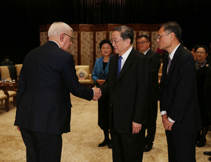 10月23日，全国政协主席俞正声在北京会见清华大学经济管理学院顾问委员会海外委员。