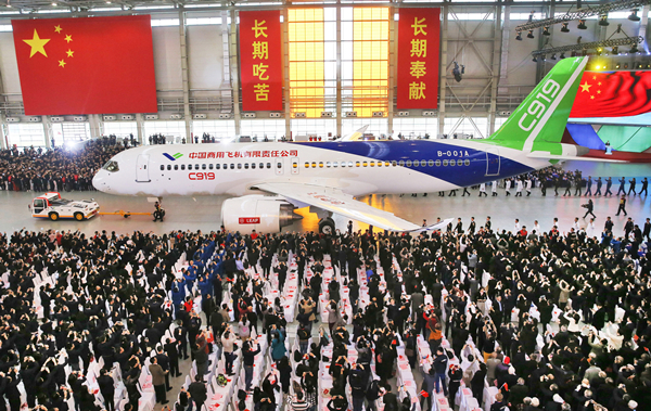 我国自主研制的C919大型客机首架机正式下线。新华社发