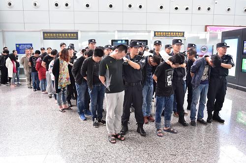 254名电信诈骗犯罪嫌疑人被押解回国
