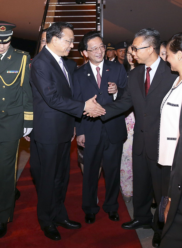 国务院总理李克强当地时间20日晚抵达吉隆坡，出席中国-东盟领导人会议、东盟与中日韩领导人会议和东亚峰会，并对马来西亚进行正式访问。李克强总理夫人程虹同机抵达。马来西亚政府高级官员到机场迎接，礼兵沿红地毯两侧列队行注目礼，向李克强总理夫妇致敬。