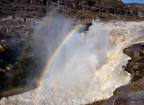 11月26日，位于山西吉县和陕西宜川县交界的黄河壶口瀑布出现双彩虹景象，引人注目。