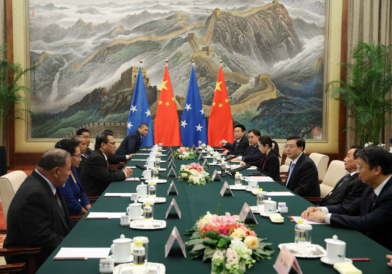 11月27日，全国人大常委会委员长张德江在北京人民大会堂会见密克罗尼西亚联邦议长西米纳。新华社记者 刘卫兵 摄