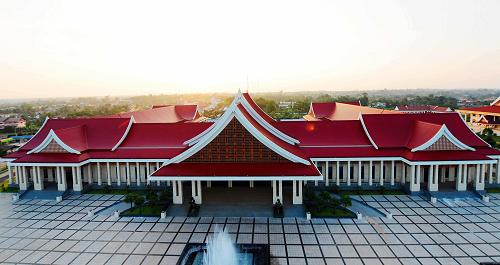 这是在老挝首都万象拍摄的老挝国家会议中心（2013年9月22日摄）。老挝国家会议中心由中国建筑股份有限公司承建，为老挝顺利举办亚欧首脑会议创造了有利条件。如今会议中心已经开始成为老方召开大型会议和举办大型活动的场地，并成为万象的一个新地标式景点。老挝是中南半岛上唯一一个内陆国家，地广人稀，交通不便，经济发展相对落后。近年来，随着中老经贸合作的飞速发展，越来越多的中国公司在老挝投资兴业。中国公司投资的大型地产项目让老挝首都万象越来越城市化和现代化，中国公司建设的大型水电、路桥等工程则给偏远贫困地区村民的生活带来了巨大转机。