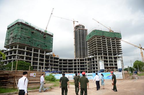 这是在老挝首都万象拍摄的拉萨翁广场建筑（2015年9月10日摄）。由中国重庆方德房地产开发有限公司与老挝国防部合作建设的老挝最高建筑“拉萨翁广场”主体结构已经完工。其中的五星级酒店已被老挝外交部确认为2016年东盟峰会的接待酒店。