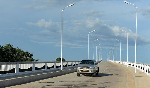 在老挝占巴塞省东孔县，一辆汽车从东孔岛大桥上驶过（2015年8月14日摄）。这座大桥由中国湖南省交通规划勘察设计院承建。