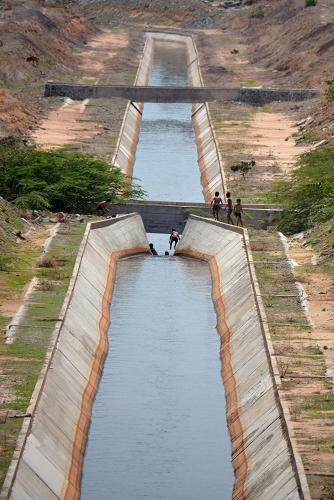这是在老挝沙湾拿吉省拍摄的色萨拉龙—赛格灌溉项目引水干渠（2015年5月16日摄）。该项目由中国葛洲坝集团股份有限公司承建，为老挝中南部粮食主产区农业生产和人畜饮水提供保障。