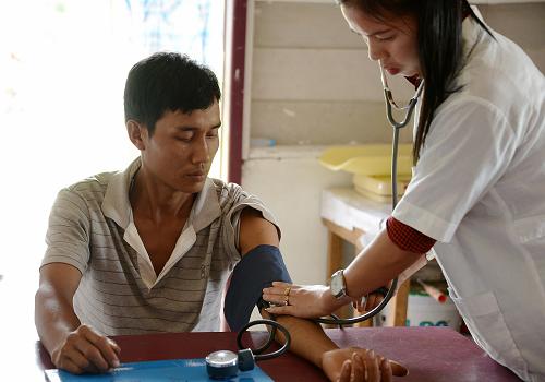 在老挝琅勃拉邦省普坤县南汀村，村民在由中国电建老挝南俄5发电有限公司修建的卫生院内体检（2015年8月27日摄）。