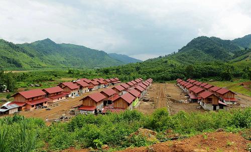 这是在老挝琅勃拉邦省孟威县帕景村拍摄的新移民村全景（2015年7月7日摄）。这个新移民村由中国电建集团老挝南欧江流域发电有限公司建设。