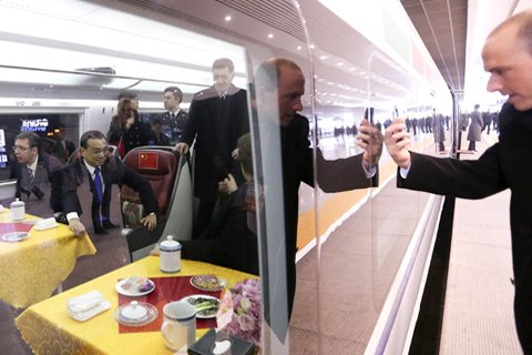 11月25日，李克强与中东欧16国领导人共乘高铁。