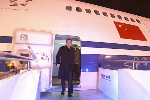 24日凌晨，李克强总理乘专机在细雨中抵达苏南硕放国际机场。