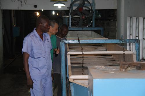 10月30日，在多哥阿尼耶糖联制糖车间，中、多双方技术人员检查蔗晶体分离情况。