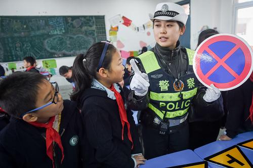 11月30日，合肥市交警支队公巡一大队警官钟迎春为小学生讲解交通标志的含义。