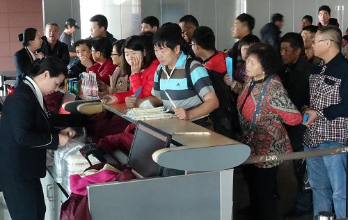 11月30日，南方航空公司工作人员在沈阳机场为乘客发放盒饭。