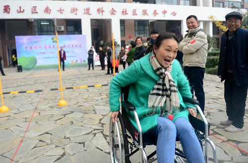 11月30日，社区居民在体验乘坐轮椅。在“国际残疾人日”即将到来之际，安徽合肥南七街道残联与科企社区开展体验残疾人生活活动，让居民感受残疾人在日常生活中的艰辛。