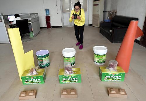 12月1日，大城县刘蔡间村一电商员工为产品拍照。