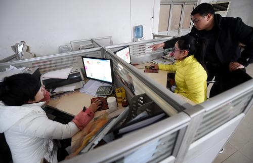 12月1日，大城县刘蔡间村电商员工在网上销售产品。