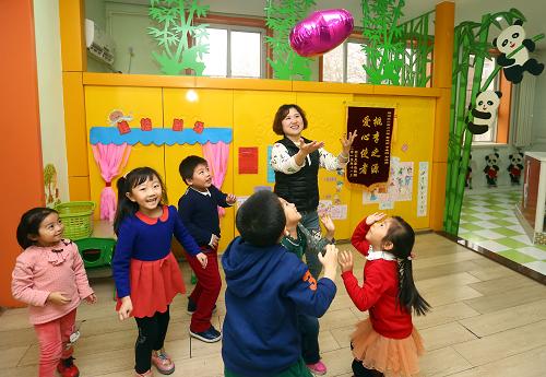 12月1日，天津市河北区第二幼儿园的小朋友们在室内进行趣味游戏活动。