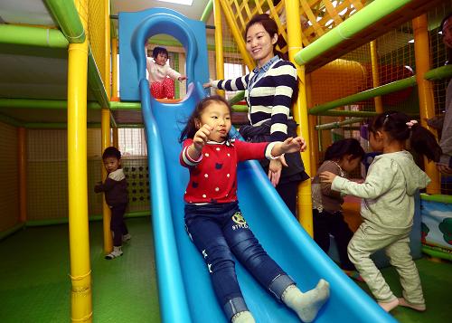 12月1日，天津市河北区第二幼儿园的小朋友们在室内淘气堡中开展趣味活动。