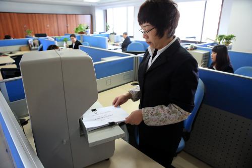 福州中心支行的工作人员在整理装订国库业务帐簿（11月26日摄）。