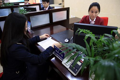 福州兴业银行工作人员（右）在为客户办理国库业务（11月26日摄）。