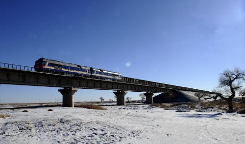 12月1日，一列满载货物的列车从内蒙古额济纳旗驶向新疆哈密。