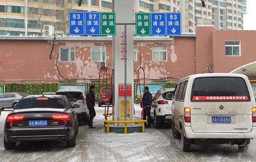 12月1日，市民在长春市一处加油站内自助加油。