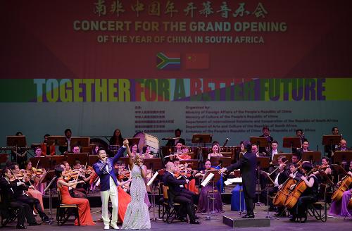 这是2015年3月15日，中国深圳交响乐团的演员和南非歌手在比勒陀利亚举行的2015“南非中国年”开幕音乐会上表演。新华社记者 翟健岚 摄