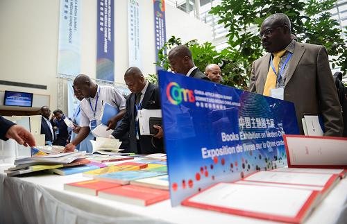 12月1日，在南非开普敦，嘉宾在中非媒体领袖峰会期间浏览展出的中国书籍。