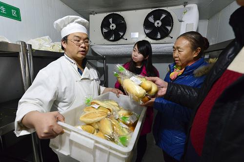 12月3日，在兰州铁路局银川客运段餐饮配送中心，受邀市民在参观食材储备仓库。