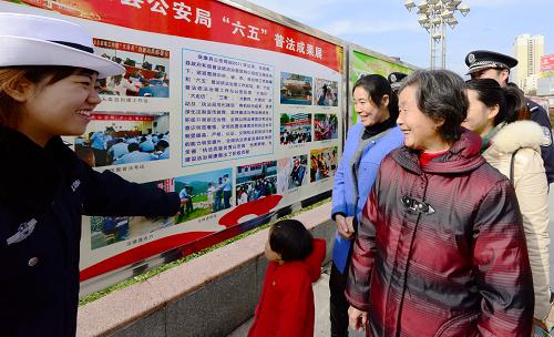 12月4日，湖北省保康县公安局民警向市民介绍当地普法成果。