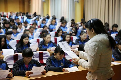 12月4日，山东省日照师范学校开展宪法晨读活动，培养学生的法律意识。